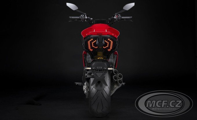 DUCATI Diavel V4 Červený