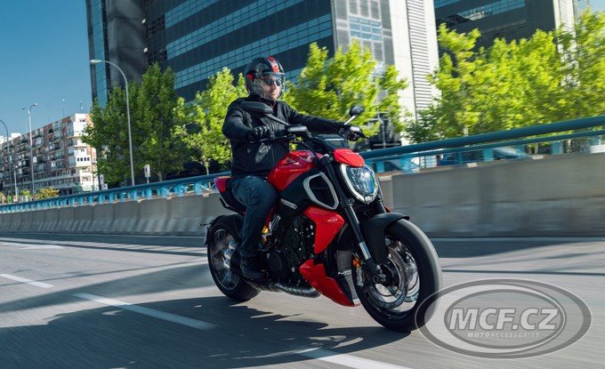 DUCATI Diavel V4 Červený