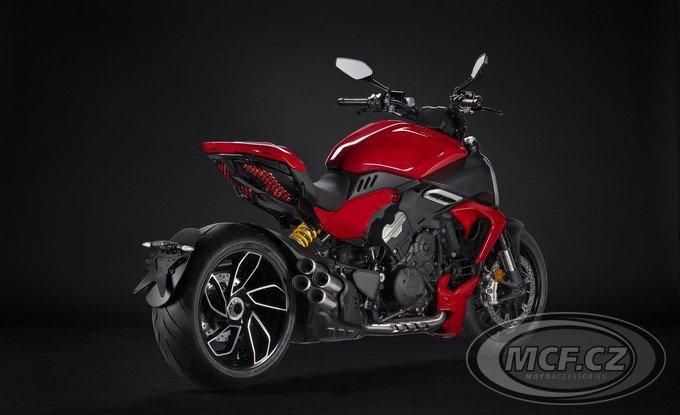 DUCATI Diavel V4 Červený