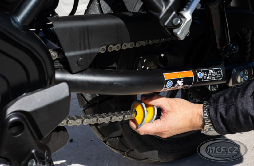 Riderr spirálový kartáč na řetězy Spiral Brush žlutý