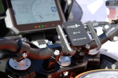 Univerzální držák na mobilní telefony Interphone MOTOCRAB WIRELESS s bezdrátovým nabíjením, černý