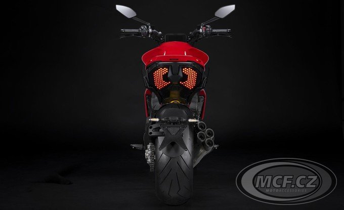 DUCATI Diavel V4 Červený