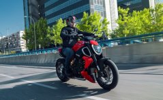 DUCATI Diavel V4 Červený
